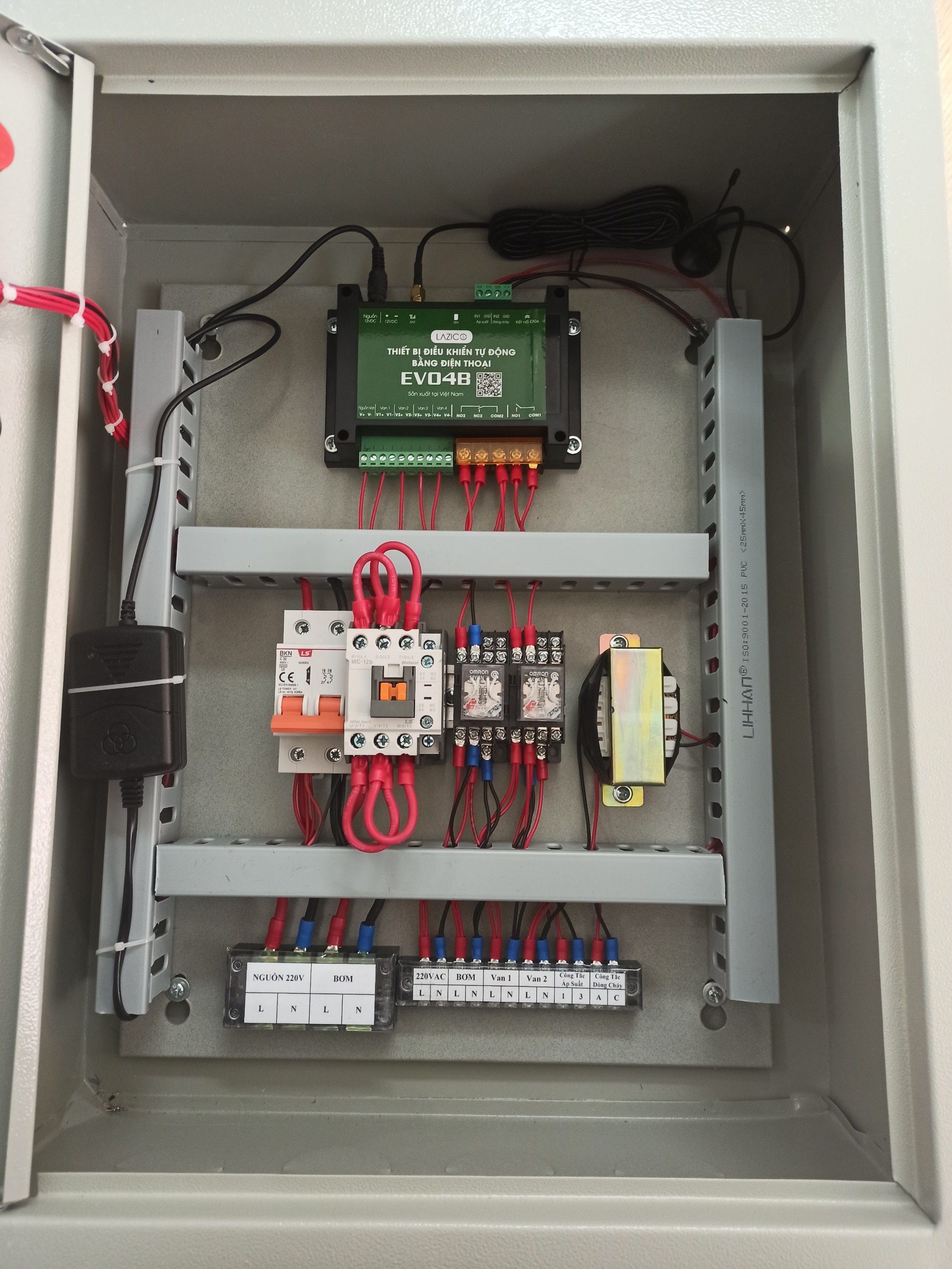 Bên trong tủ LZ4B - Điều khiển tưới tự động 1 bơm 4 van điện từ